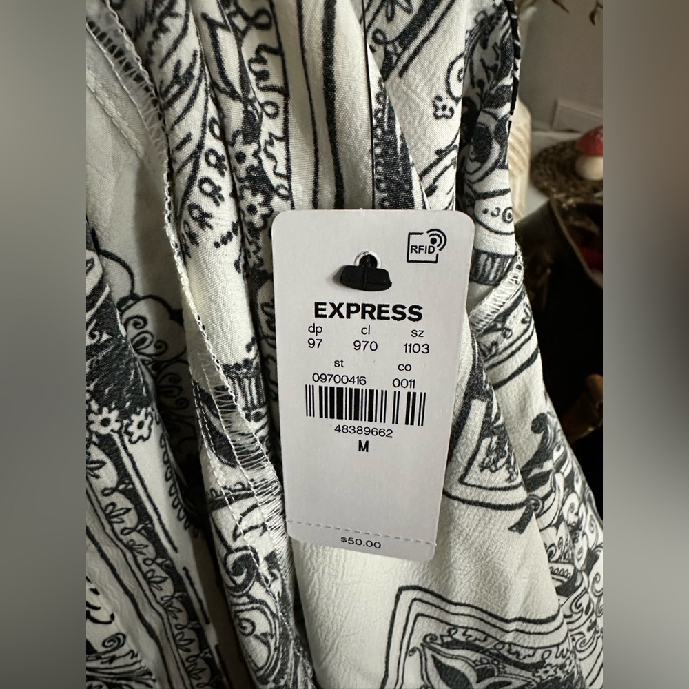 NWT women’s Express Monochrome Blouse - Picture 3 of 4